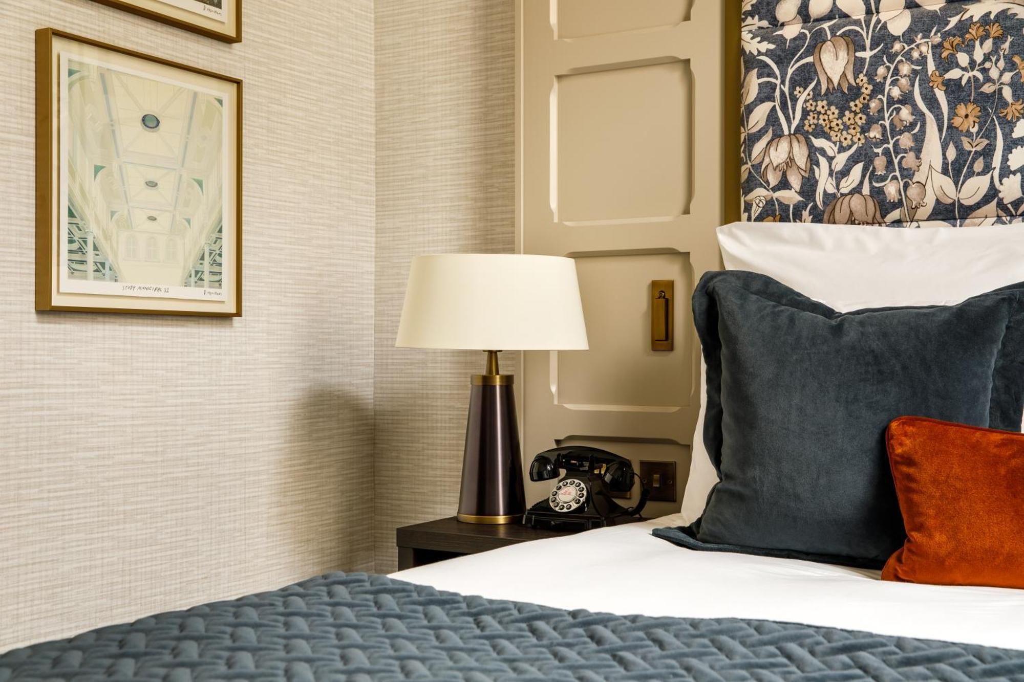 The Municipal Hotel Liverpool - Mgallery Екстер'єр фото A bedroom at The Mitre